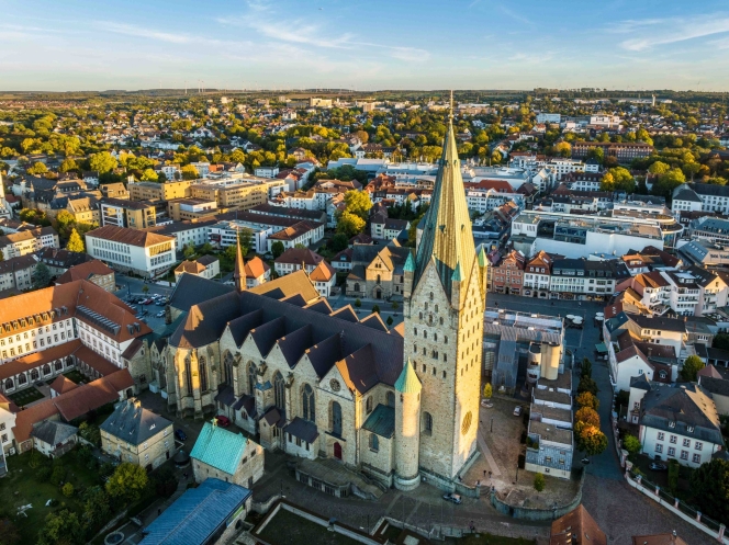 Luftbild von Paderborn. Im Vordergrund: der Hohe Dom zu Paderborn ©Teutoburger Wald Tourismus, P. Gawandtka